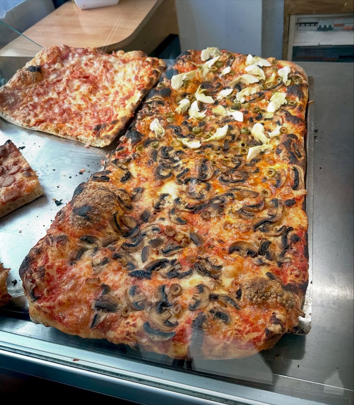 Whole pizza at Antico Forno La Pieve