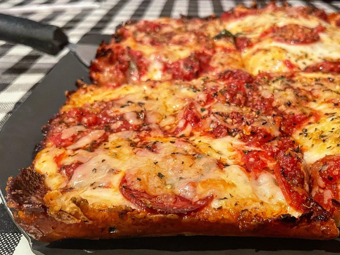 Side profile of the pizza crust at Buddy’s Pizza