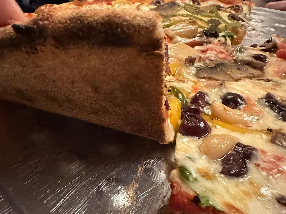 Side profile of the pizza crust at Cork N’ Crust