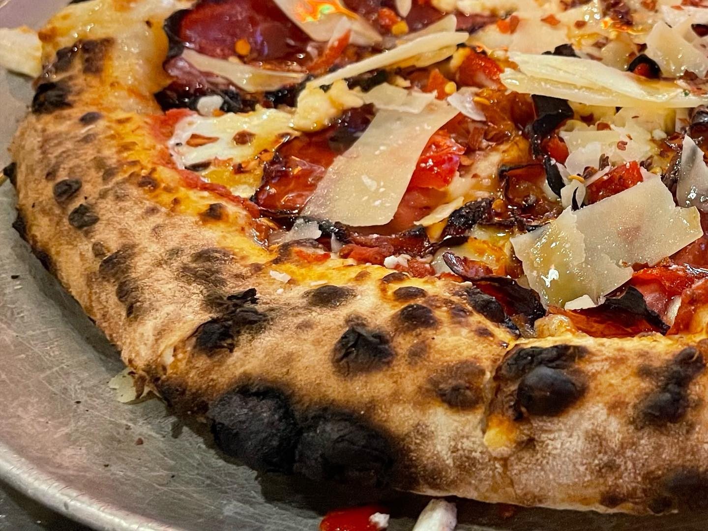 Charred crust rim at Delicio