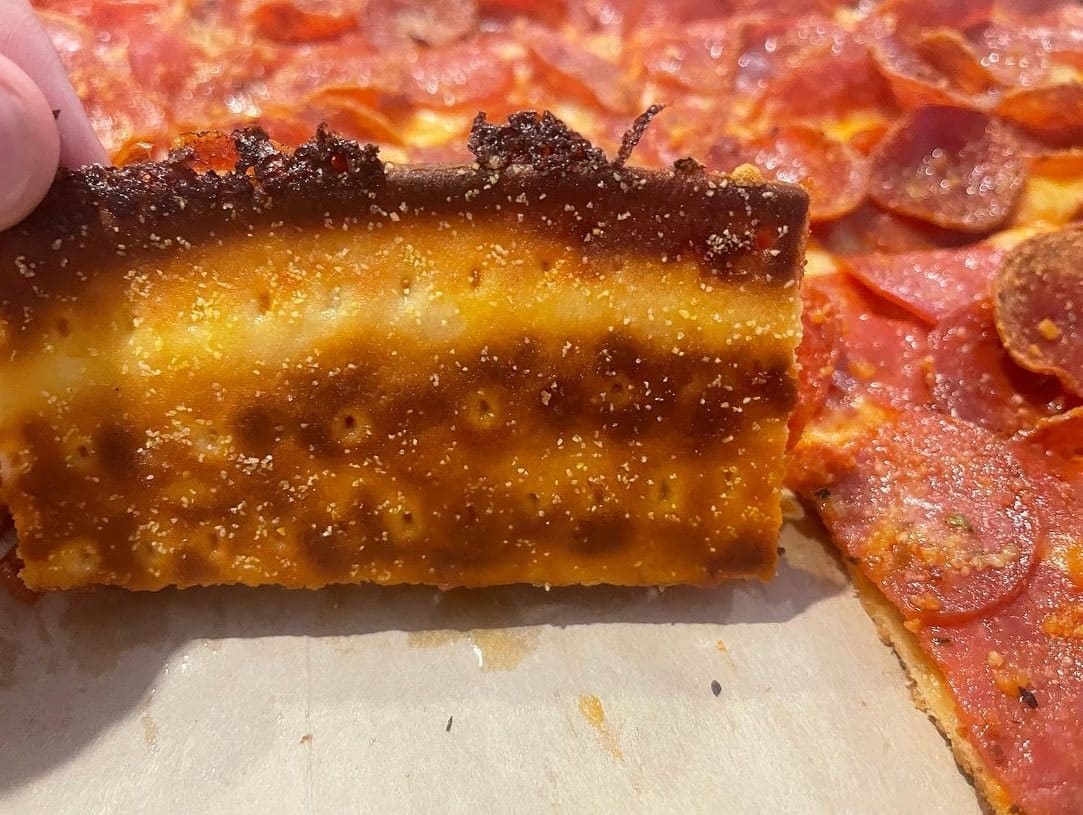 Side profile of the pizza crust at Donatos
