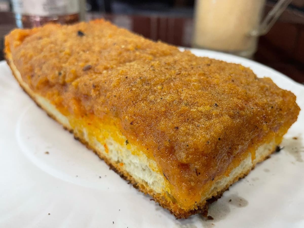 Side profile of the pizza crust at Famous Ben’s Pizza