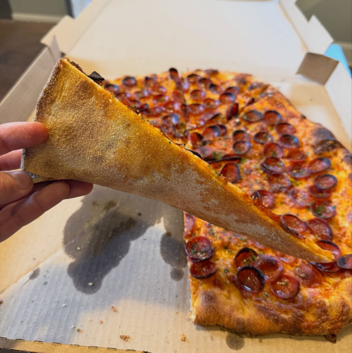 Side profile of the pizza crust at Mad Anthony’s Pizza in Covington, KY