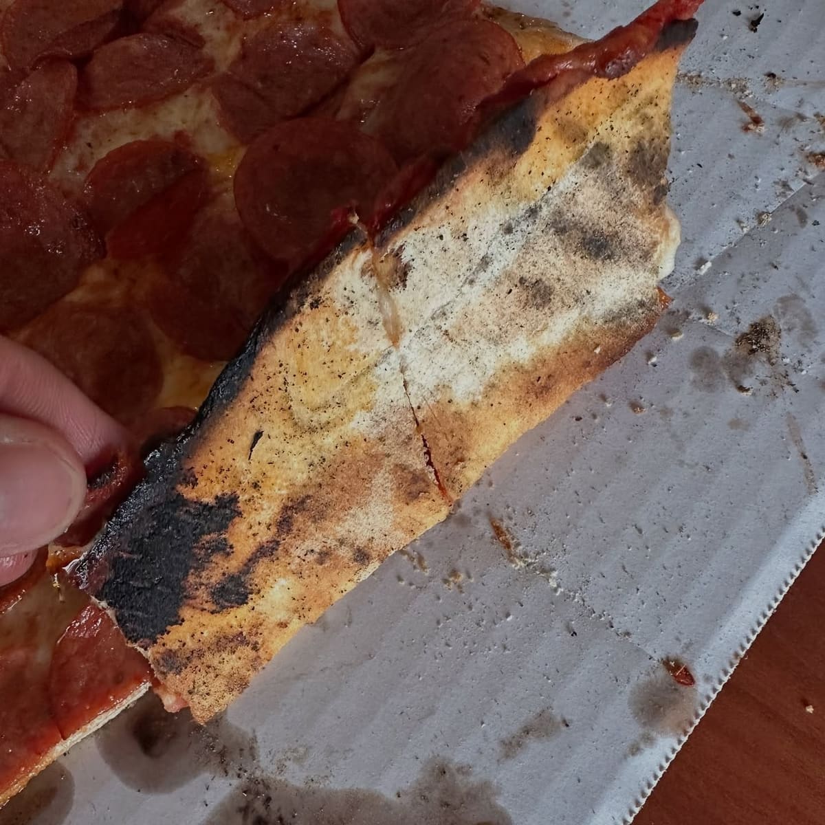 Side profile of the pizza crust at Ron’s Pizza